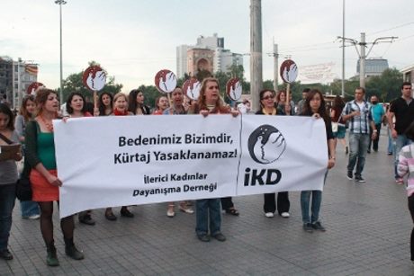 Kadıköy’de kadınlar haykırdı: “Kürtaj haktır,Uludere katliamdır”.