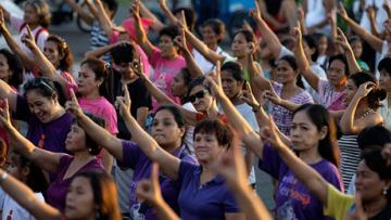 Dünya kadınları şiddete karşı dansederek ayaklanıyor